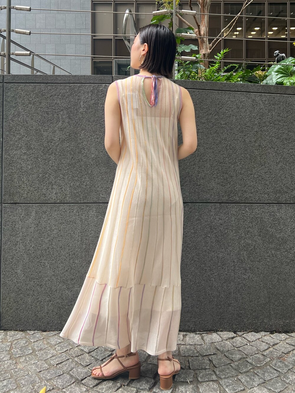 「LAGUNAMOONのナローストラップサンダル（サンダル、イエロー系）」を使った、RUNA ONISHIさん（レディース・163cm）の春コーディネートの4枚目の写真