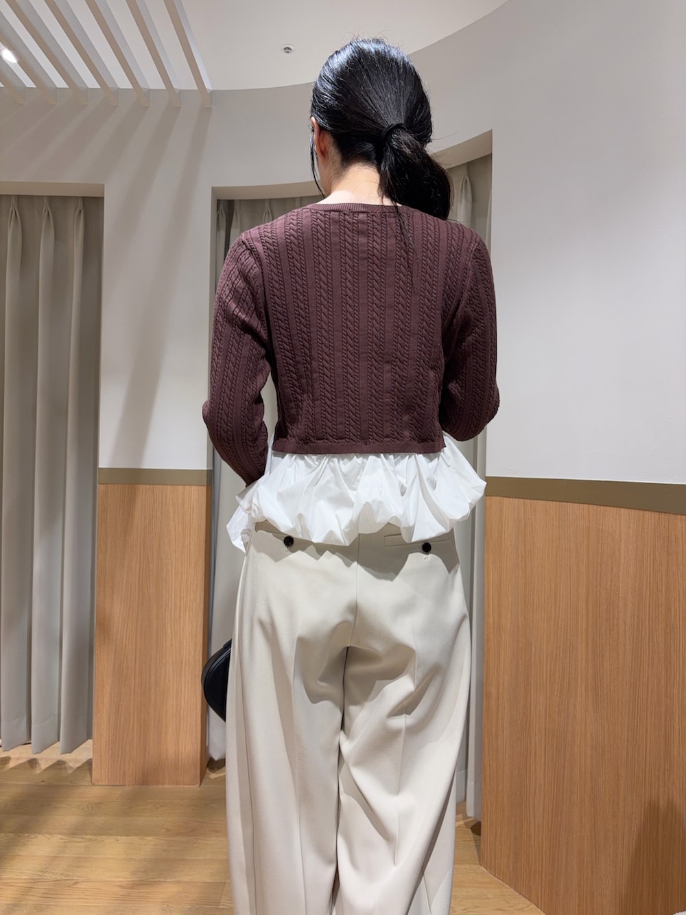 ホワイト系のその他パンツ、ブラウン系のカーディガン/ボレロを着用したレディースの夏コーディネートの6枚目の写真