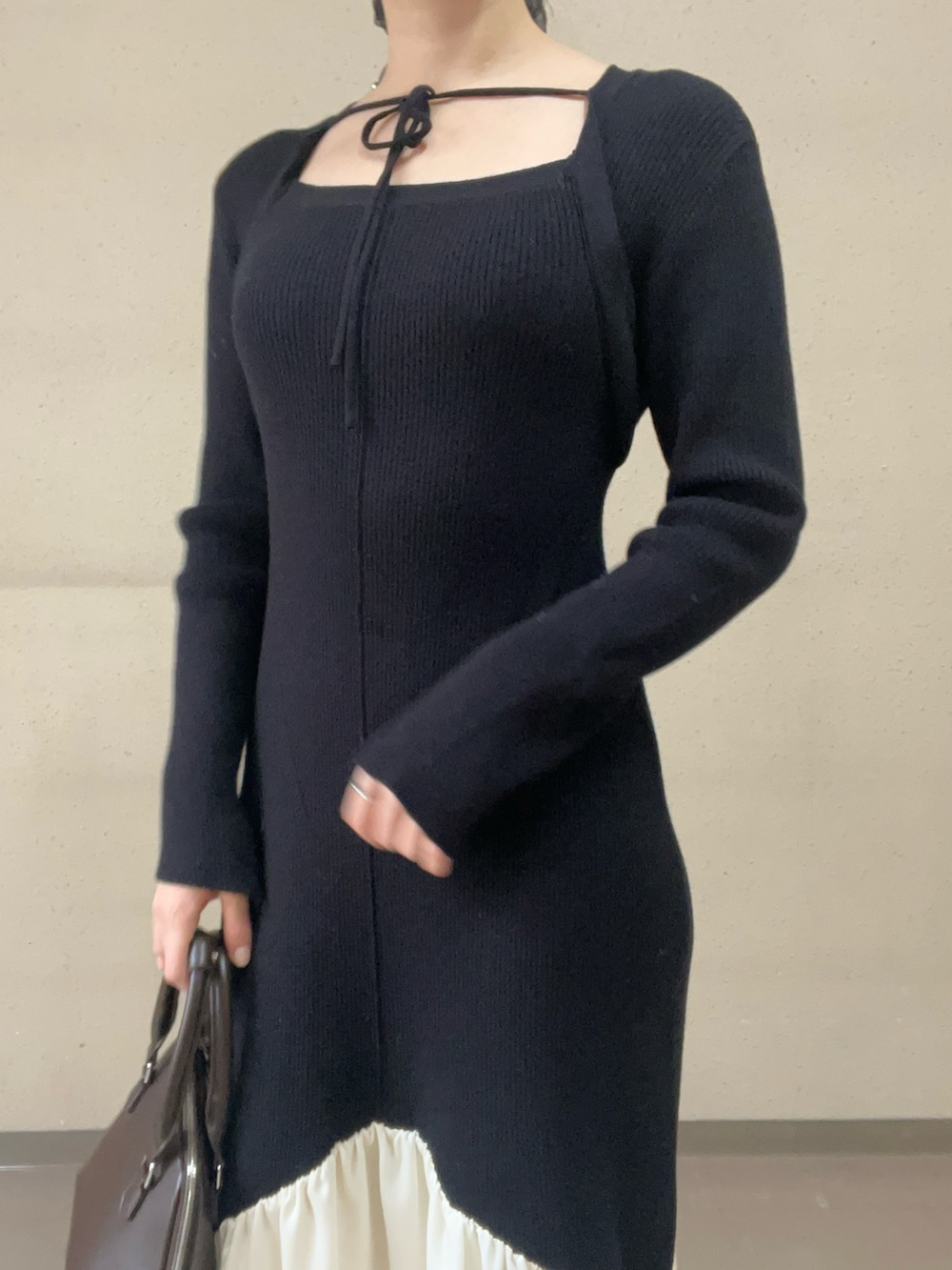 ブラック系のワンピース、ブラック系のブーツを着用したレディースの冬コーディネートの4枚目の写真