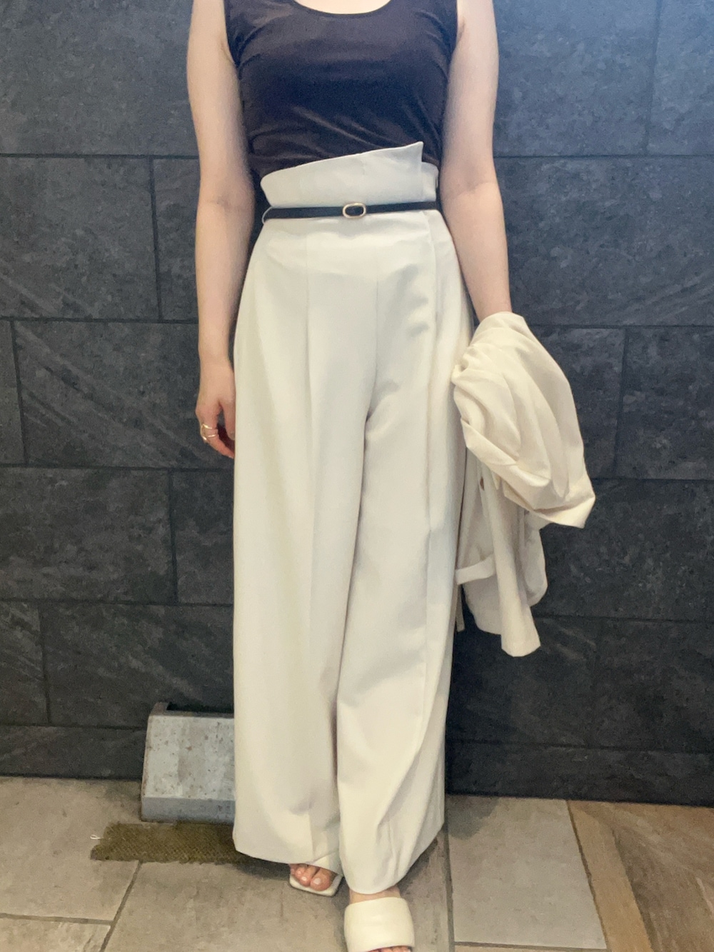 ホワイト系のテーラードジャケット、ホワイト系のその他パンツ、ブラウン系のTシャツ/カットソーを着用したレディースの夏コーディネートの8枚目の写真