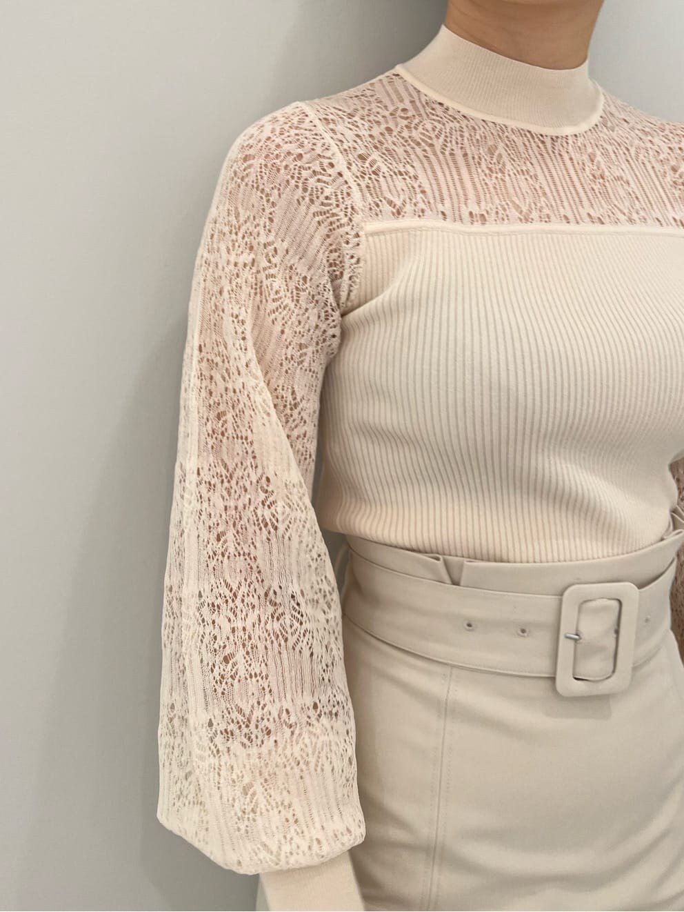 ベージュ系のその他シューズ、ホワイト系のスカート、ホワイト系のニット/セーターを着用したレディースの冬コーディネートの4枚目の写真