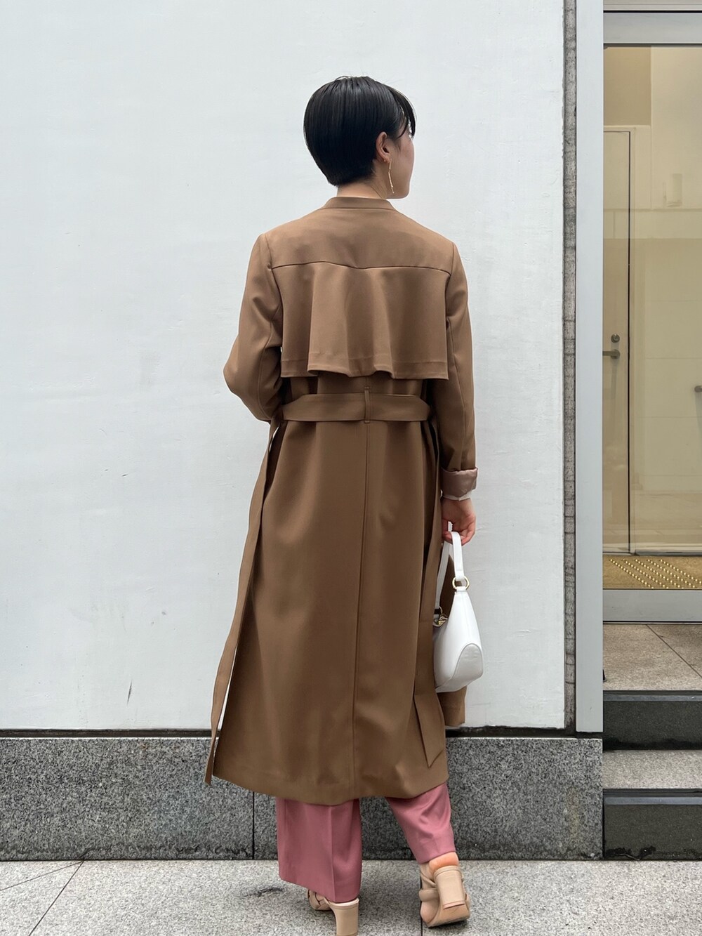 ベージュ系のサンダル、ピンク系のその他パンツ、ブラウン系のその他アウターを着用したレディースの春コーディネートの3枚目の写真