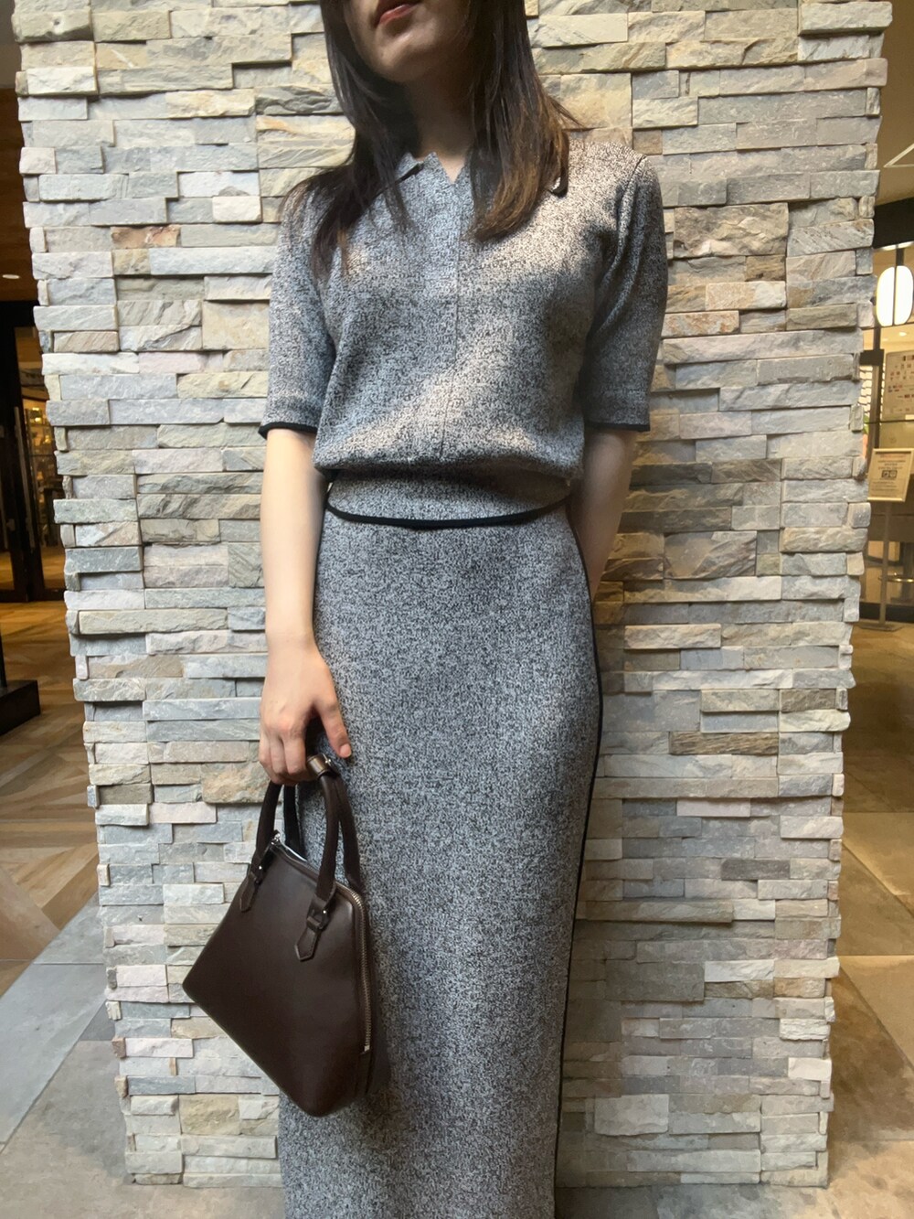 ブラック系のワンピース、ブラック系のブーツ、ブラウン系のボストンバッグを着用したレディースの夏コーディネートの4枚目の写真