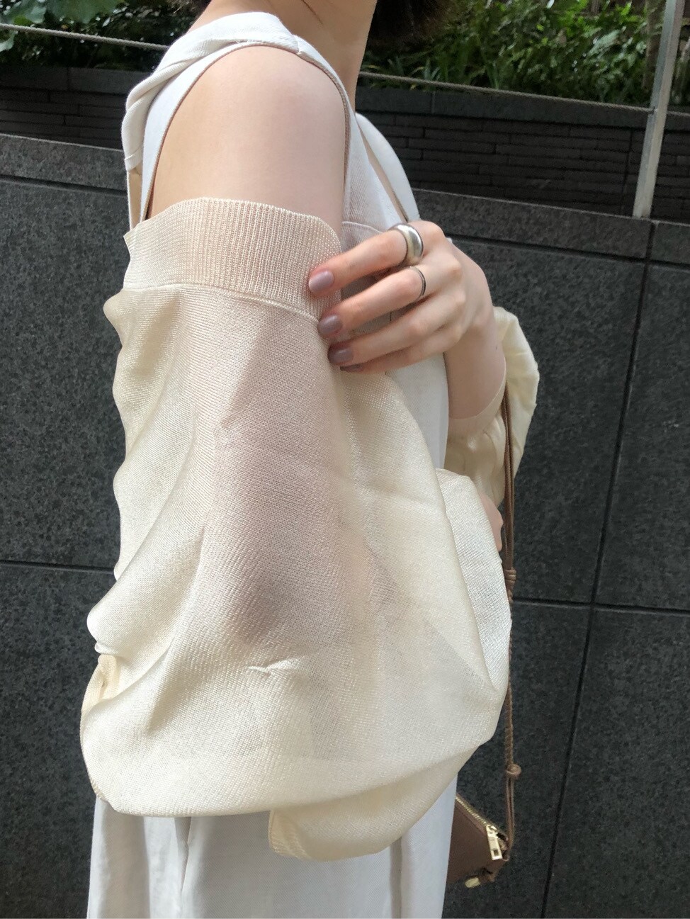 その他のその他シューズ、ベージュ系のショルダーバッグ、ホワイト系のワンピースを着用したレディースの春コーディネートの5枚目の写真