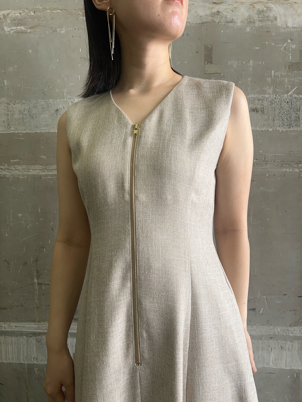 ブラック系のサンダル、ホワイト系のショルダーバッグ、ベージュ系のワンピースを着用したレディースの夏コーディネートの4枚目の写真