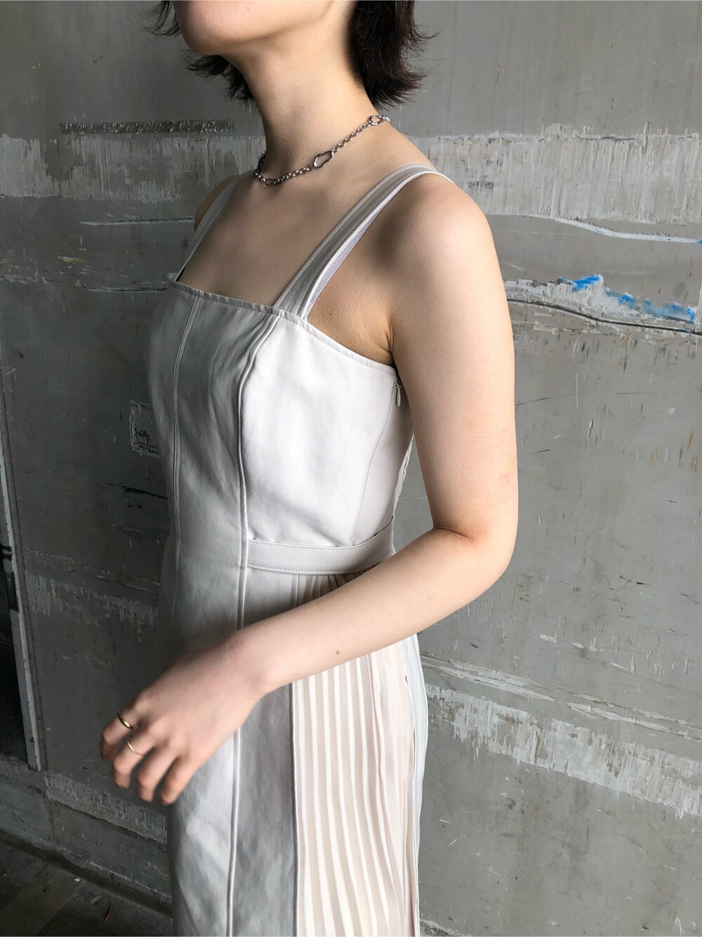 ブラウン系のパンプス、ホワイト系のワンピース、ホワイト系のカーディガン/ボレロを着用したレディースの春コーディネートの2枚目の写真