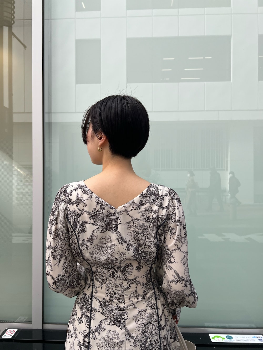 レッド系のブーツ、ホワイト系のハンドバッグ、ベージュ系のカーディガン/ボレロを着用したレディースの冬コーディネートの8枚目の写真