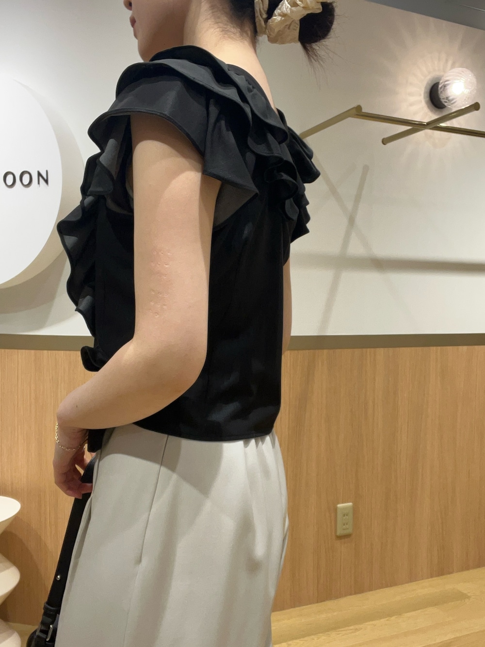 ホワイト系のその他パンツ、ブラック系のシャツ/ブラウスを着用したレディースの春コーディネートの5枚目の写真