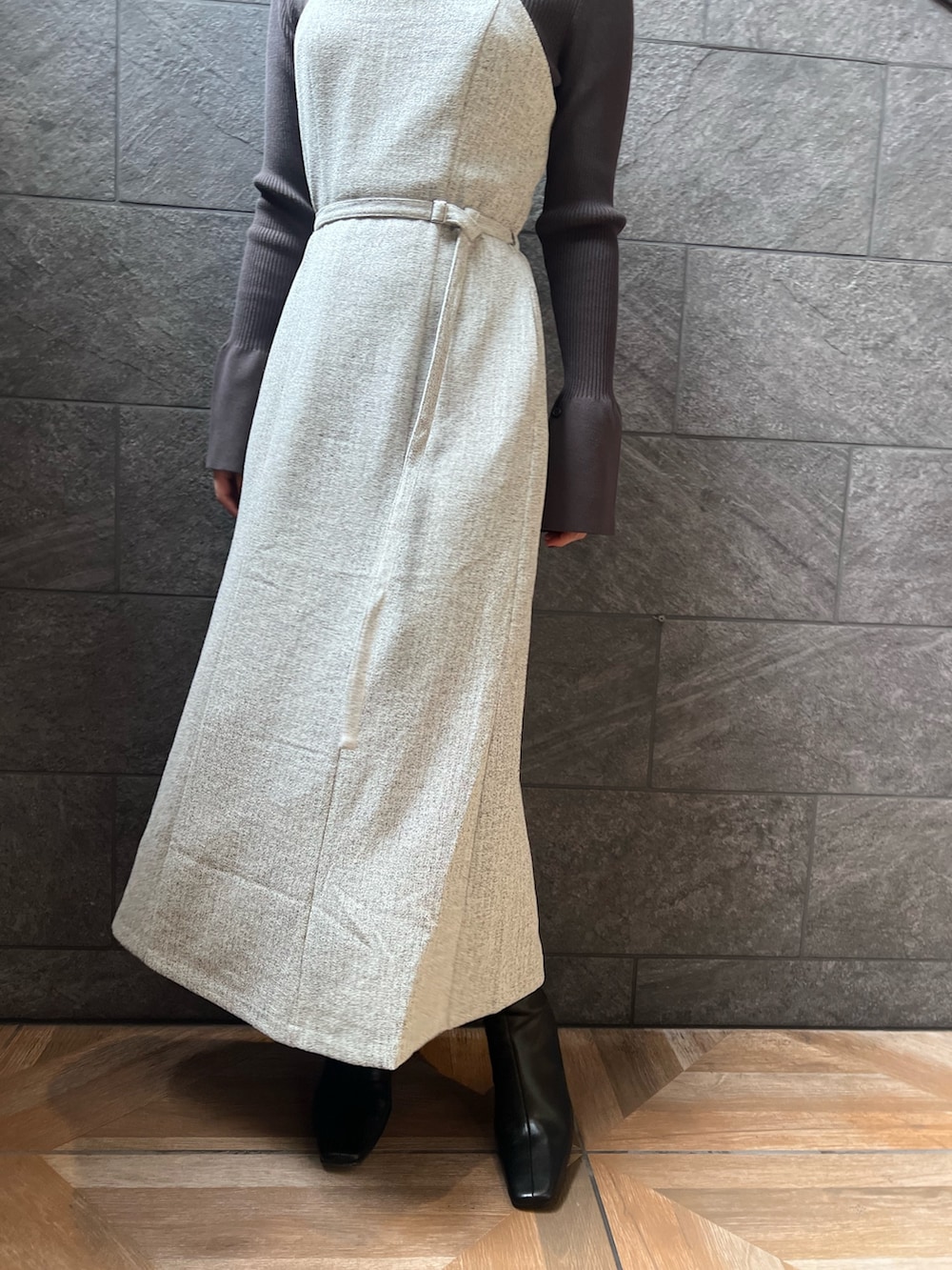 ブラック系のブーツ、ブルー系のワンピースを着用したレディースの秋コーディネートの7枚目の写真