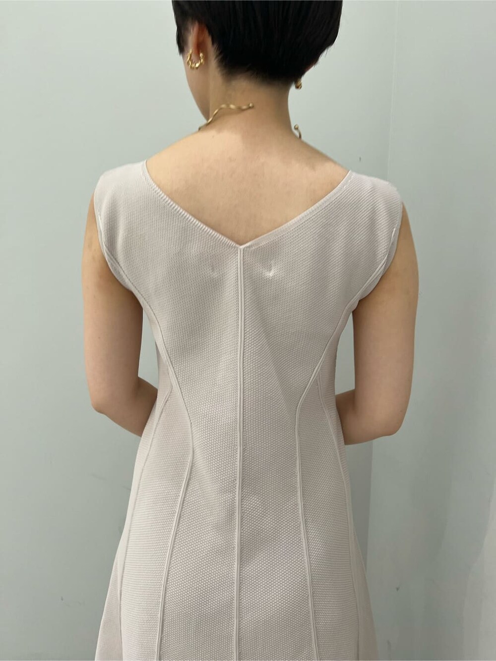 グリーン系のサンダル、ベージュ系のワンピース、ホワイト系のカーディガン/ボレロを着用したレディースの夏コーディネートの6枚目の写真