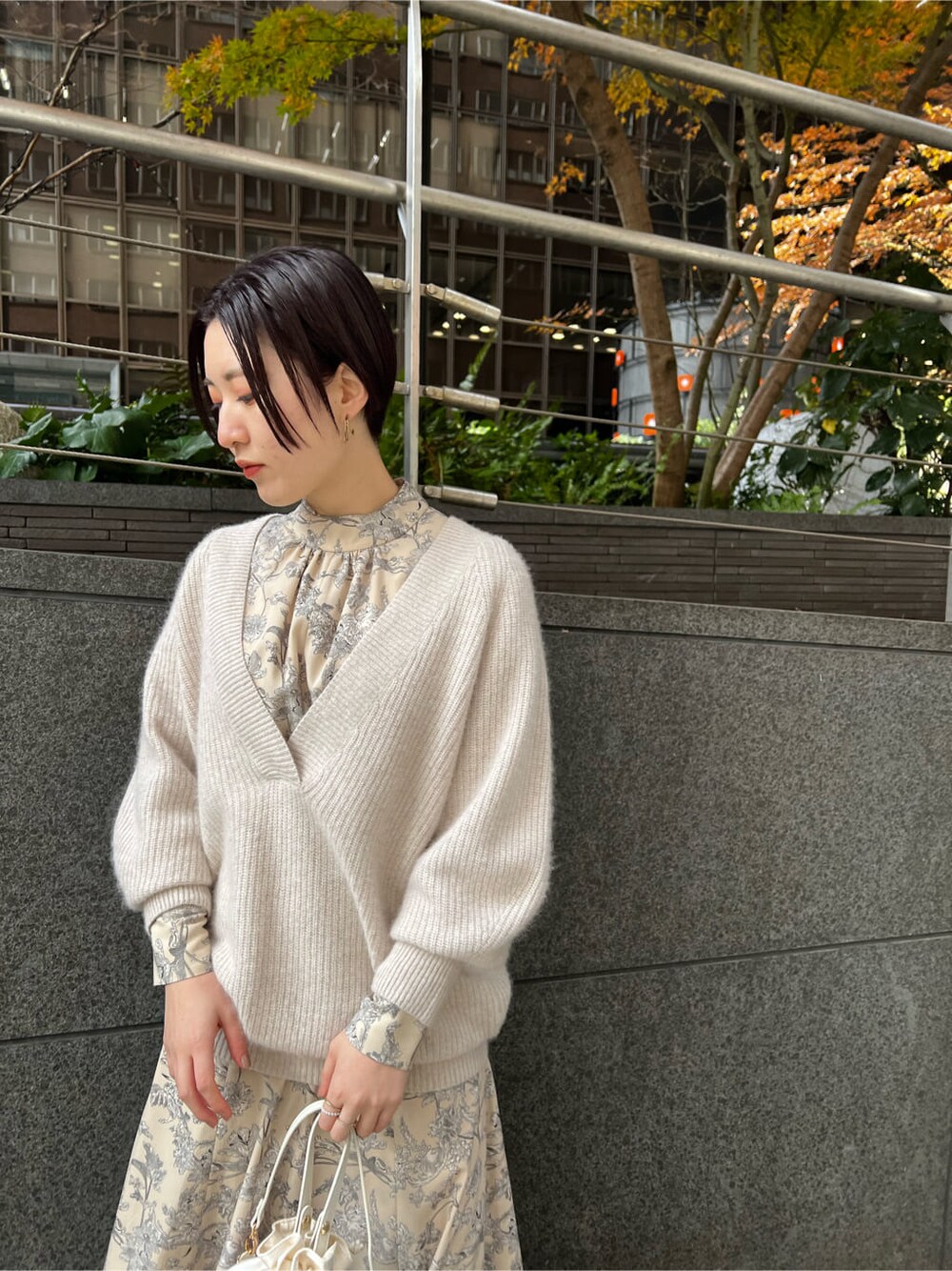 ホワイト系のニット/セーター、ベージュ系のその他シューズ、ホワイト系のワンピースを着用したレディースの冬コーディネートの4枚目の写真