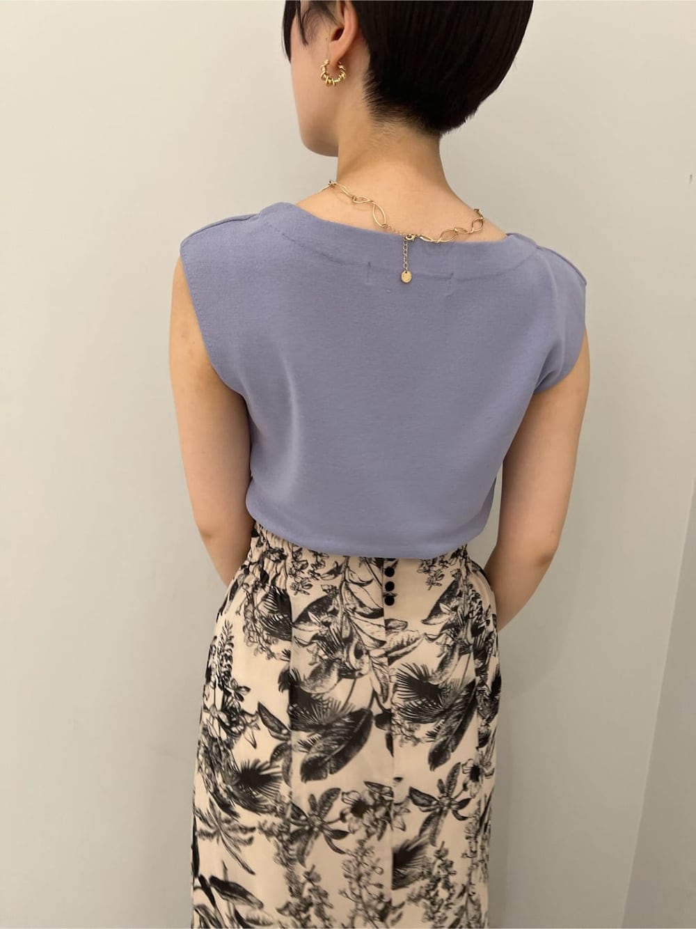 ホワイト系のパンプス、ベージュ系のスカート、ブラック系のスカートを着用したレディースの夏コーディネートの5枚目の写真