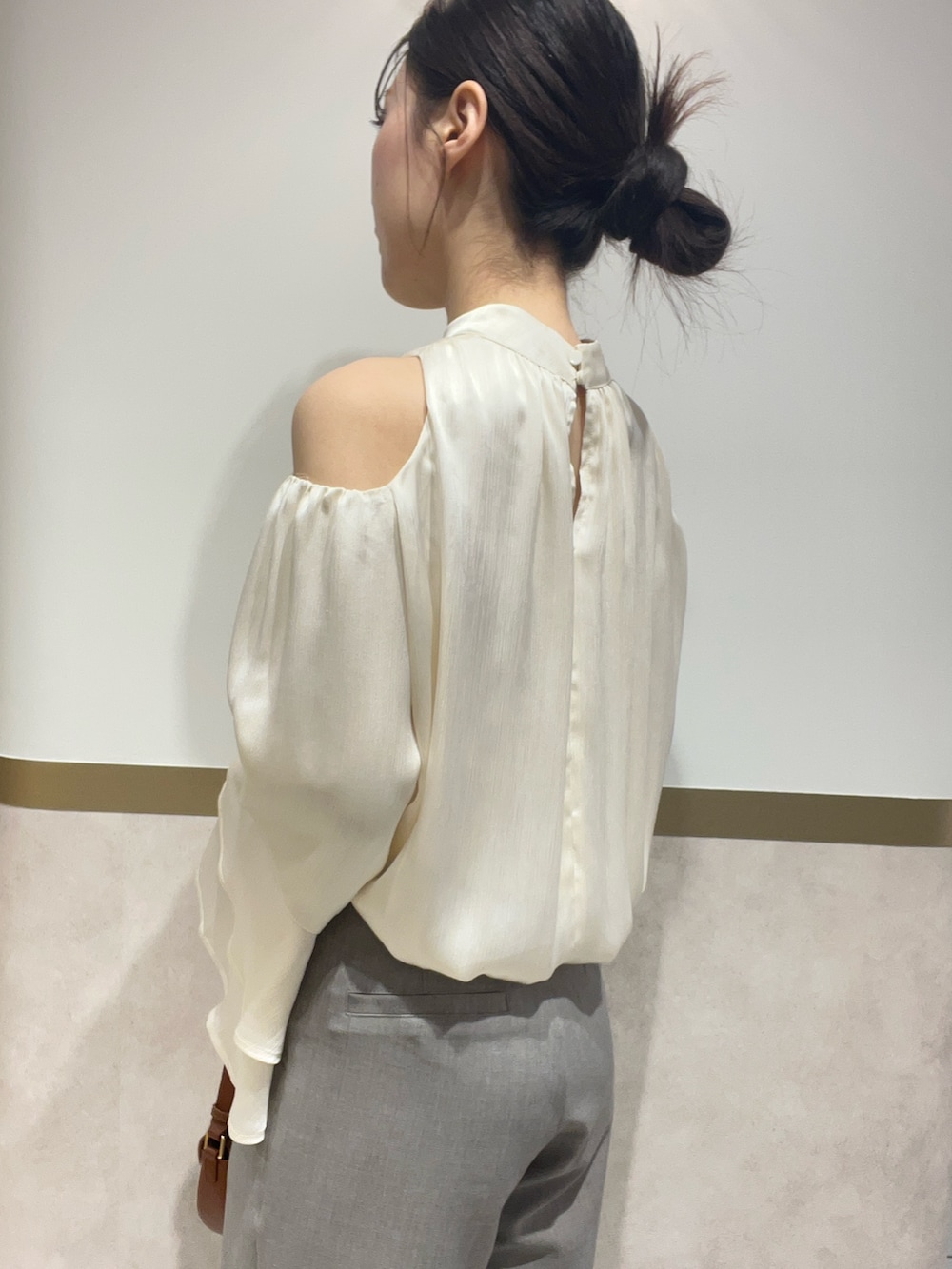 ホワイト系のシャツ/ブラウス、グレー系のその他パンツ、ブラウン系のハンドバッグを着用したレディースの春コーディネートの4枚目の写真