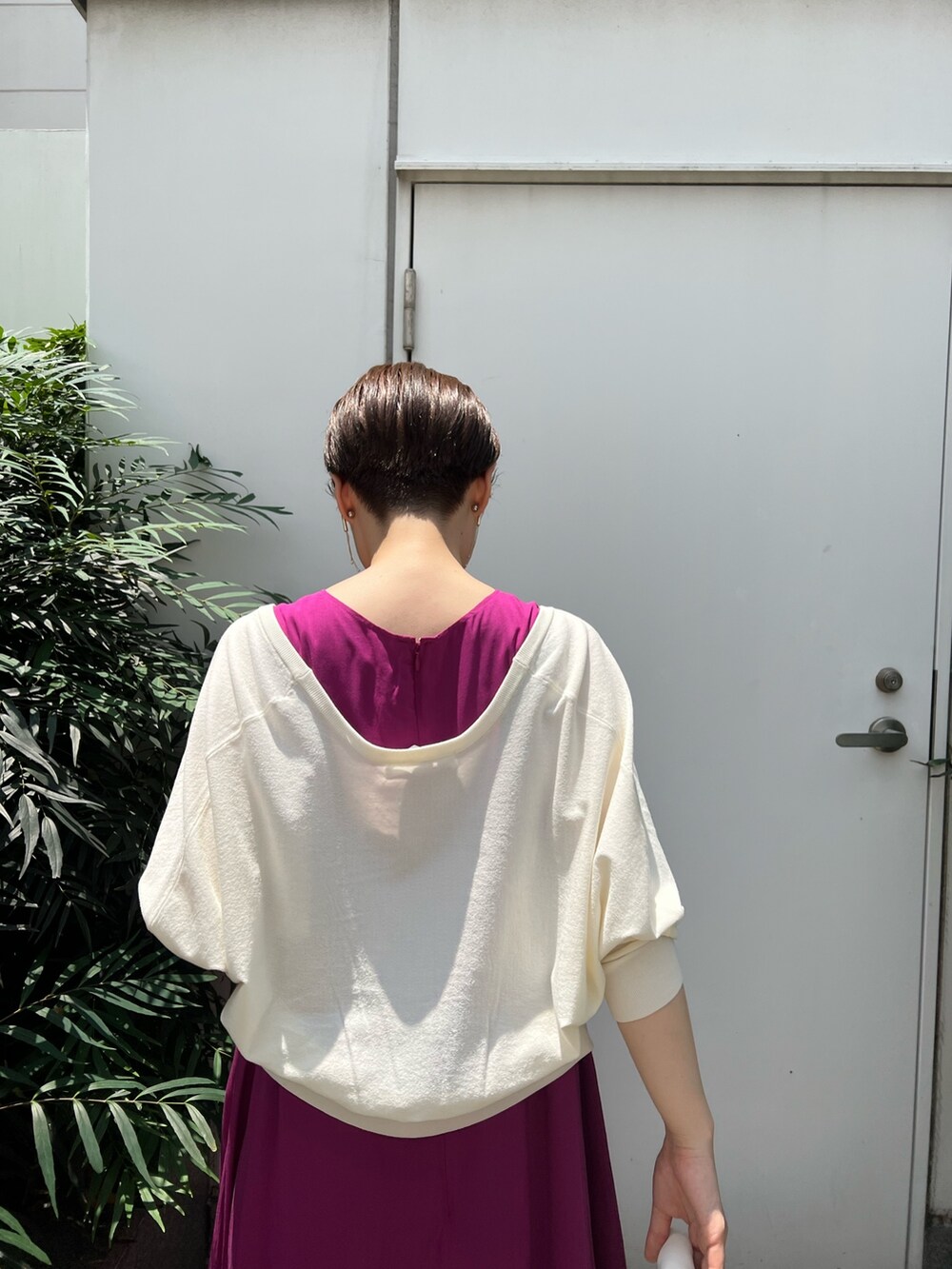 ベージュ系のサンダル、ホワイト系のハンドバッグ、パープル系のワンピースを着用したレディースの夏コーディネートの3枚目の写真