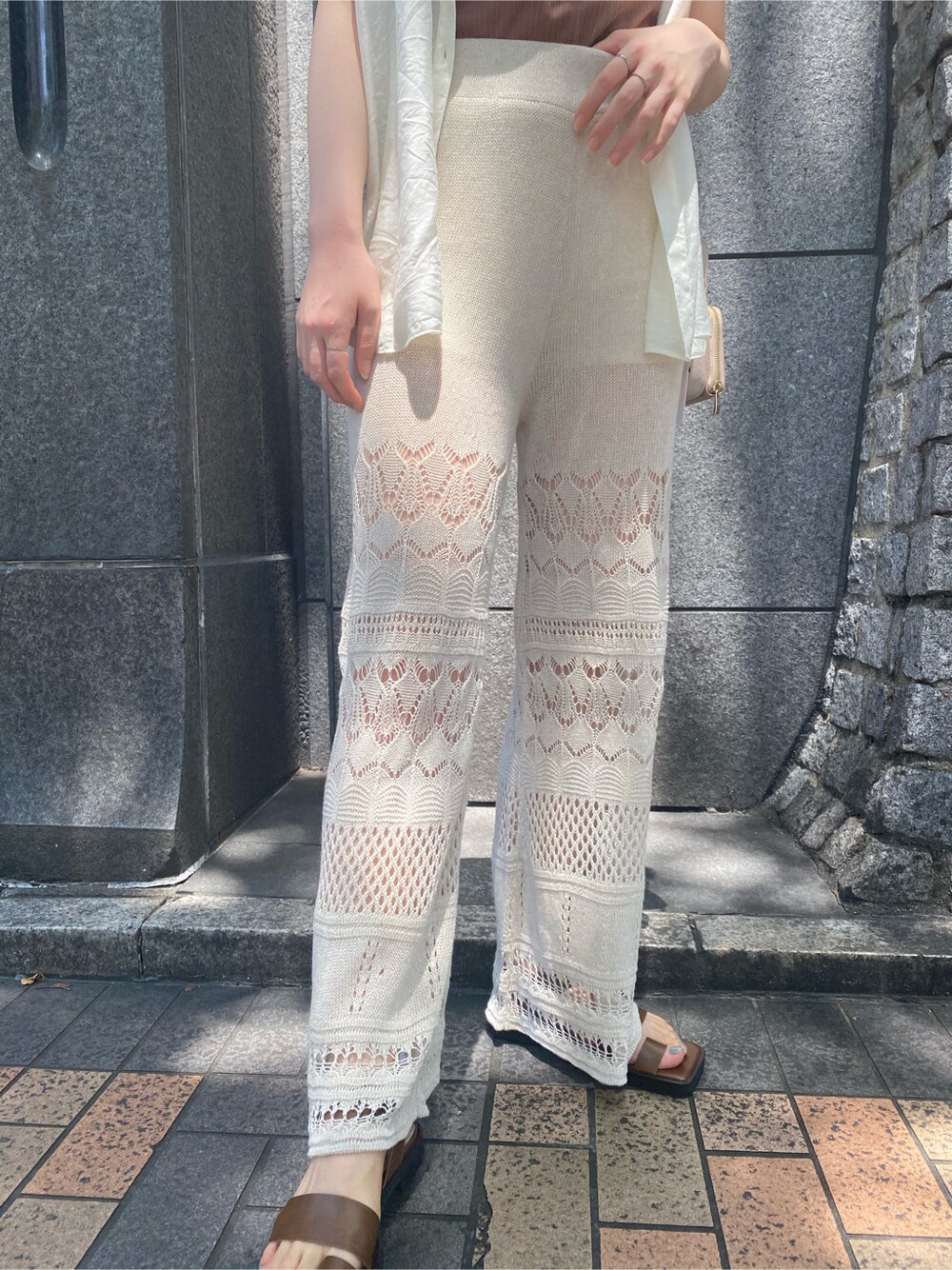 ホワイト系のその他パンツ、ブラウン系のサンダル、ホワイト系のシャツ/ブラウスを着用したレディースの夏コーディネートの3枚目の写真