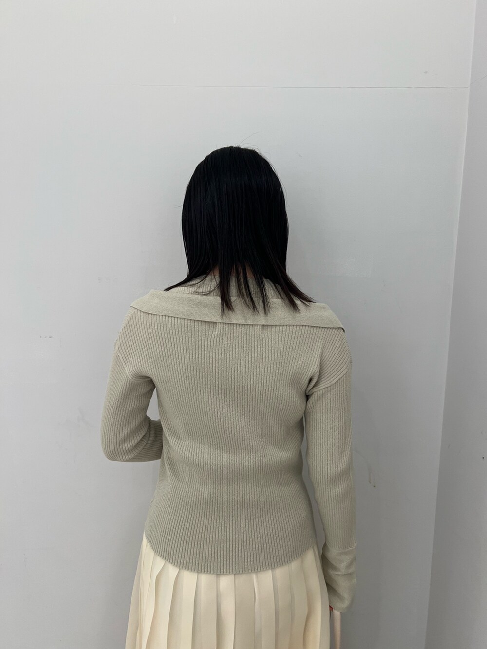 ホワイト系のスカート、グリーン系のアンサンブルを着用したレディースの冬コーディネートの4枚目の写真