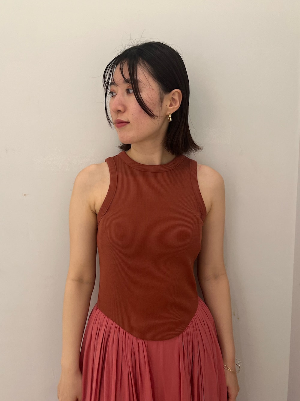 ピンク系のワンピース、ホワイト系のスニーカーを着用したレディースの夏コーディネートの4枚目の写真