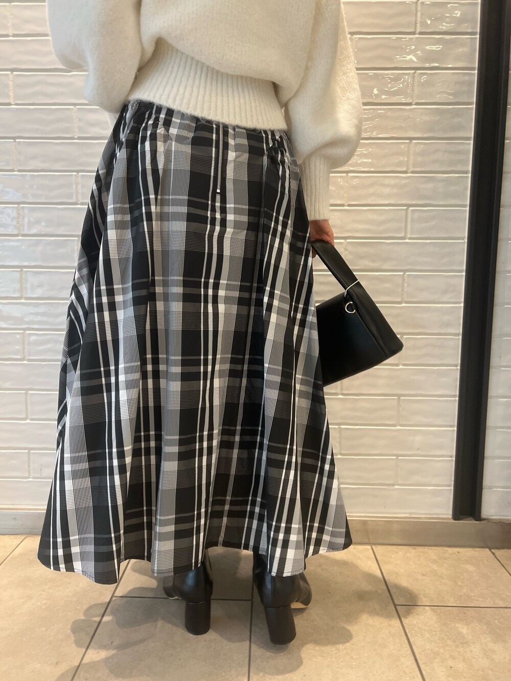 「LAGUNAMOONのカラーショートニットプルオーバー(ニット/セーター、ホワイト系)」を使った、RUNA ONISHIさん(レディース・163cm)の冬コーディネートの8枚目の写真