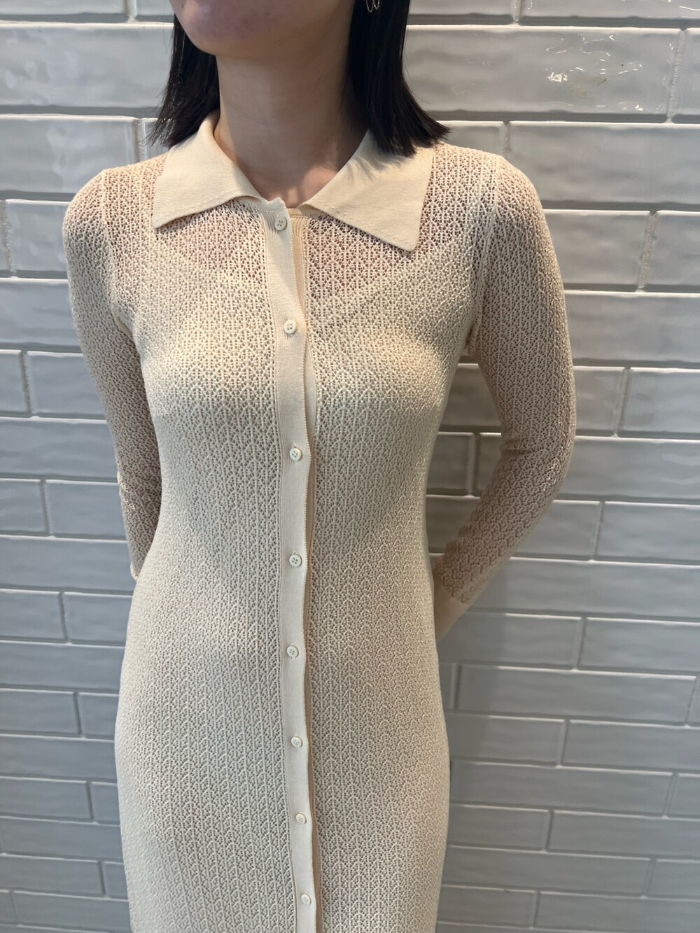 ホワイト系のワンピース、ブラック系のブーツ、ブラウン系のボディバッグ/ウエストポーチを着用したレディースの夏コーディネートの4枚目の写真