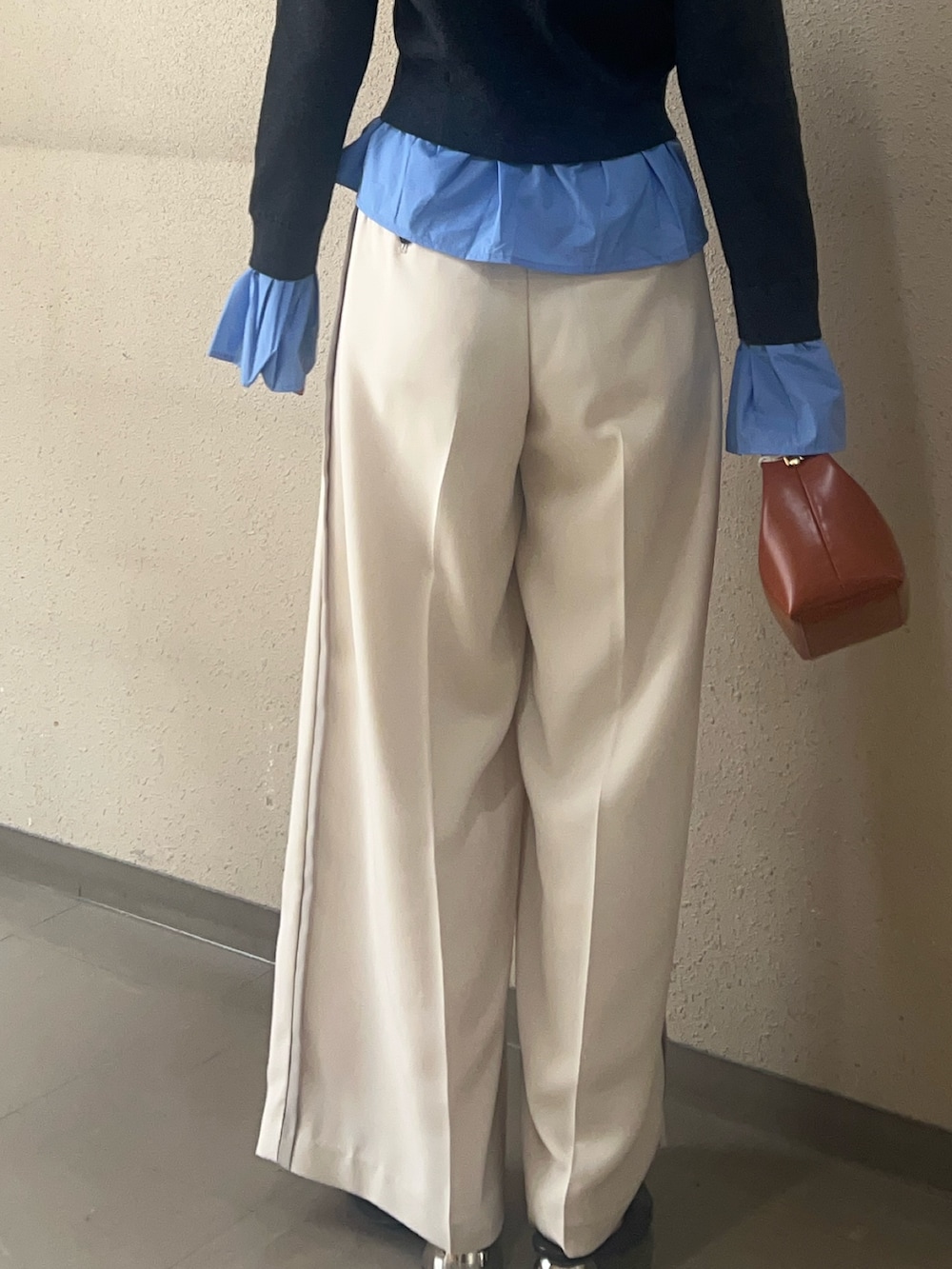 ホワイト系のその他パンツ、グレー系のニット/セーターを着用したレディースの秋コーディネートの5枚目の写真