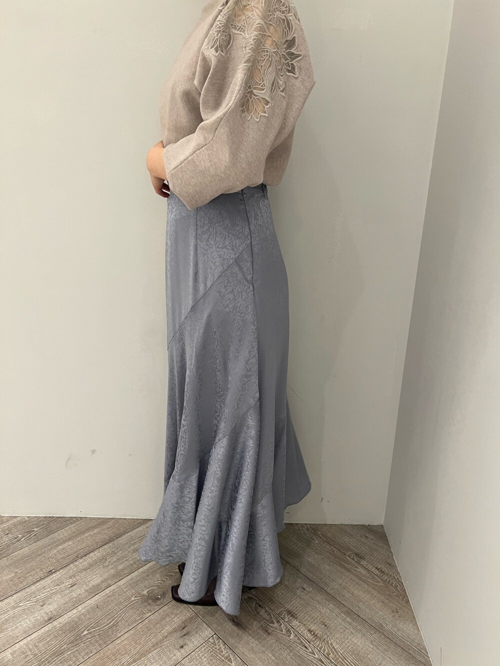 ブルー系のスカート、レッド系のブーツ、グレー系のニット/セーターを着用したレディースの冬コーディネートの6枚目の写真