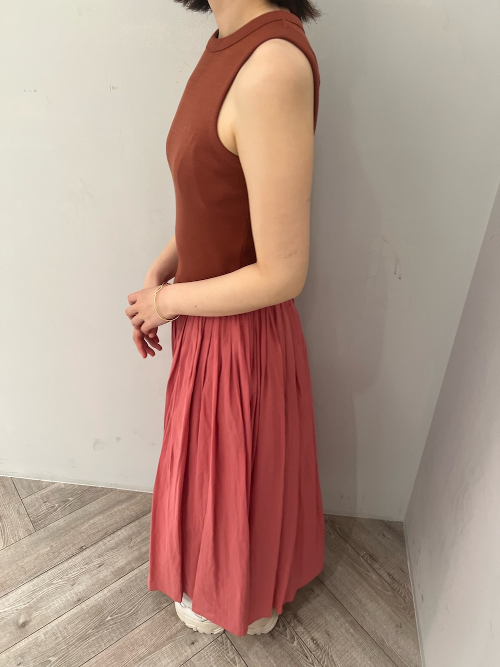 ピンク系のワンピース、ホワイト系のスニーカーを着用したレディースの夏コーディネートの8枚目の写真