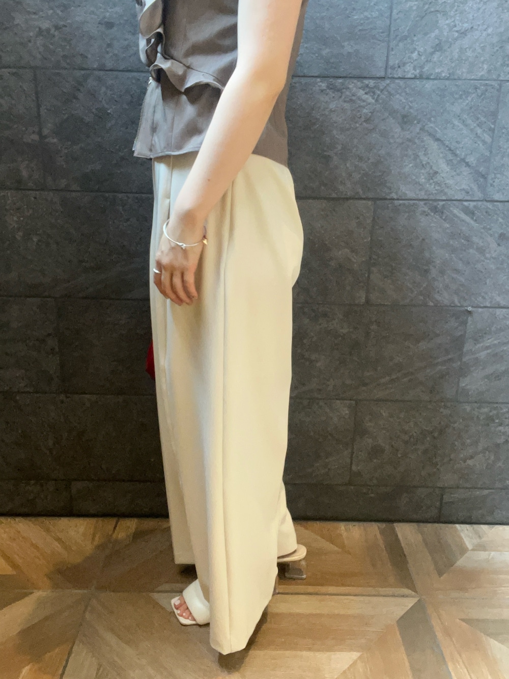 ブラウン系のシャツ/ブラウス、ホワイト系のその他パンツ、ホワイト系のサンダルを着用したレディースの夏コーディネートの8枚目の写真