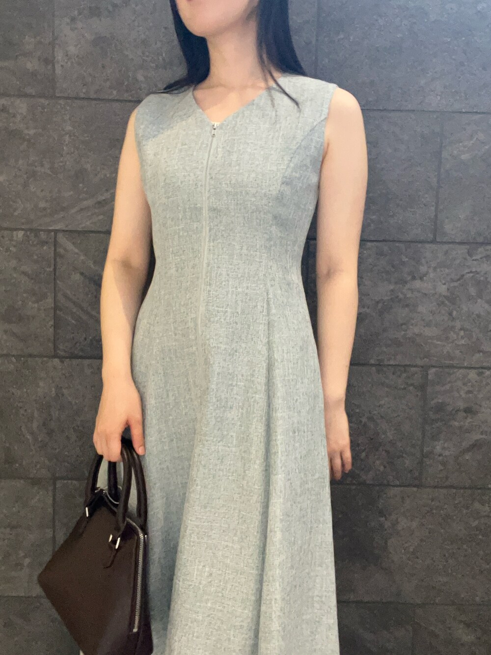 ブルー系のワンピース、ブラウン系のパンプス、ブラウン系のボストンバッグを着用したレディースの夏コーディネートの4枚目の写真