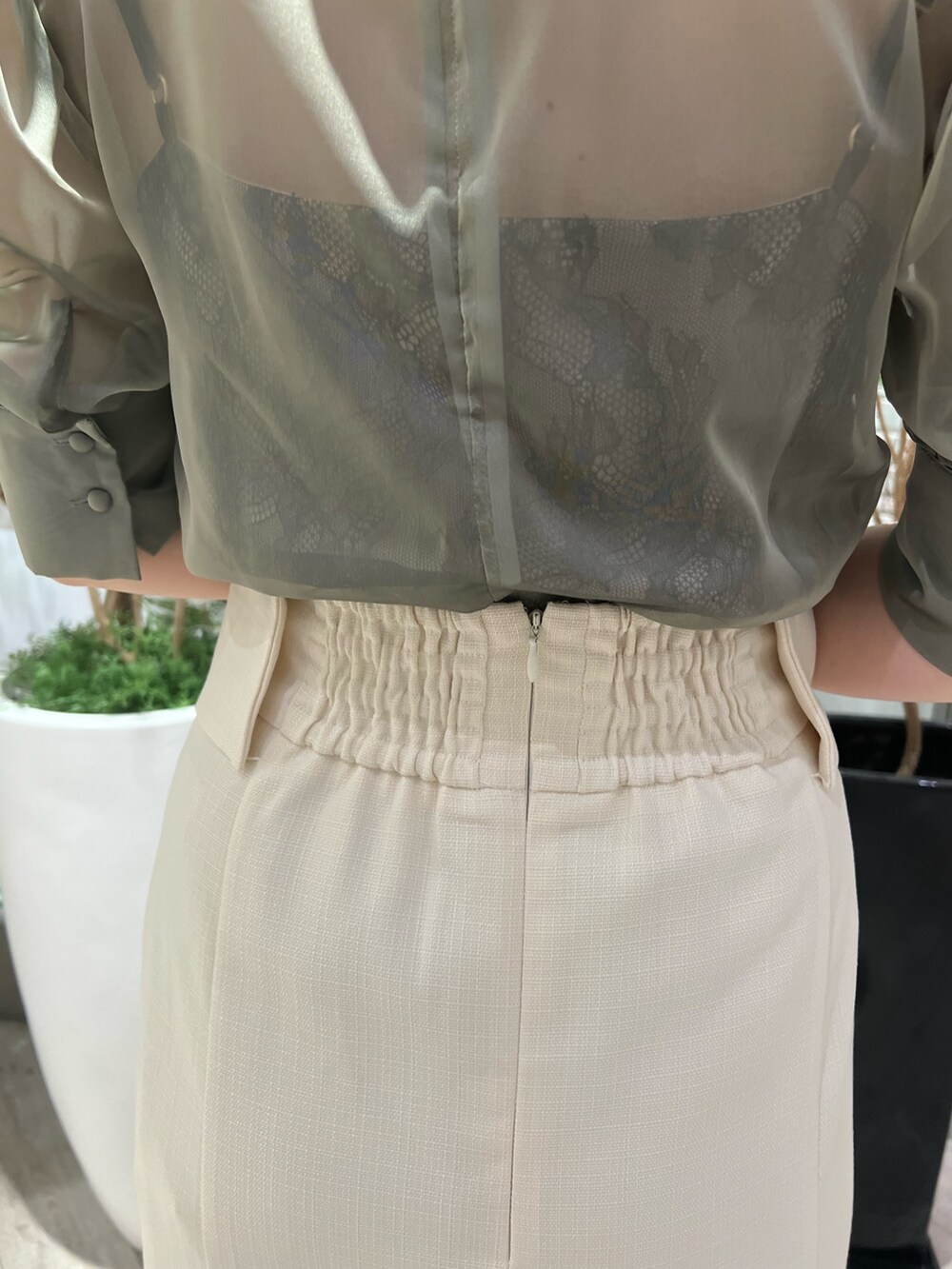 ベージュ系のサンダル、ホワイト系のショルダーバッグ、ホワイト系のスカートを着用したレディースの夏コーディネートの10枚目の写真