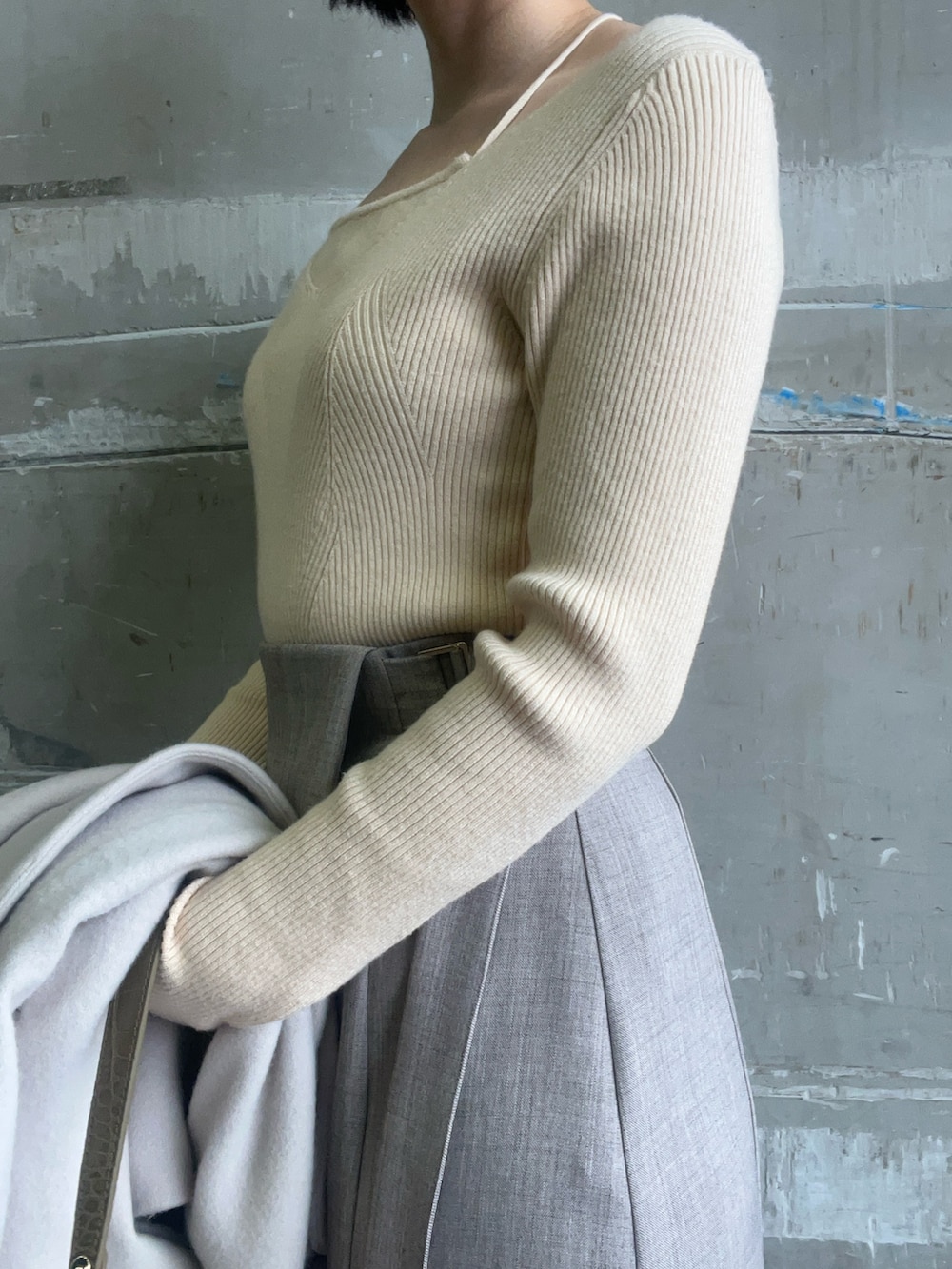 ベージュ系のブーツ、ホワイト系のニット/セーター、ホワイト系のテーラードジャケットを着用したレディースの冬コーディネートの6枚目の写真