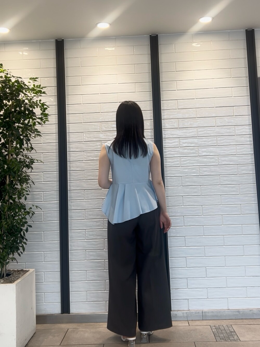 ブルー系のシャツ/ブラウス、グレー系のその他パンツを着用したレディースの夏コーディネートの3枚目の写真