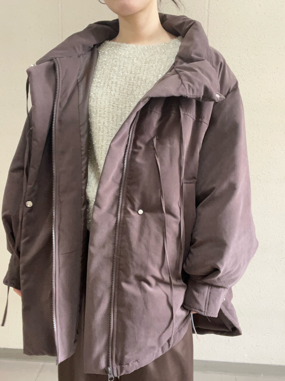 ベージュ系のニット/セーター、ブラウン系のダウンジャケット/コート、ブラウン系のその他パンツを着用したレディースの冬コーディネートの4枚目の写真