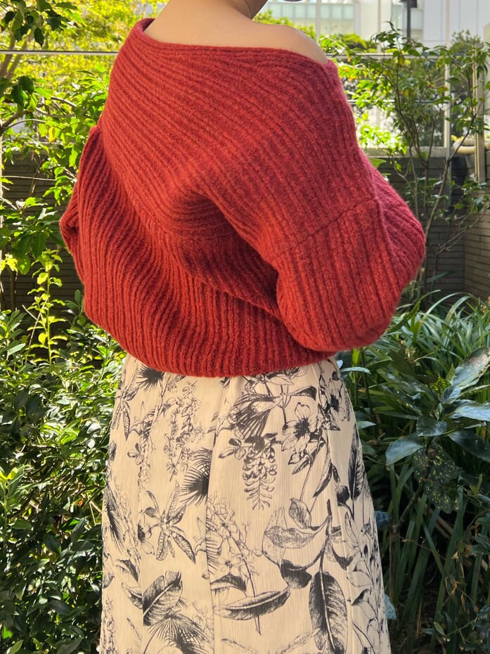 ベージュ系のスカート、ベージュ系のスカート、レッド系のブーツを着用したレディースの秋コーディネートの7枚目の写真