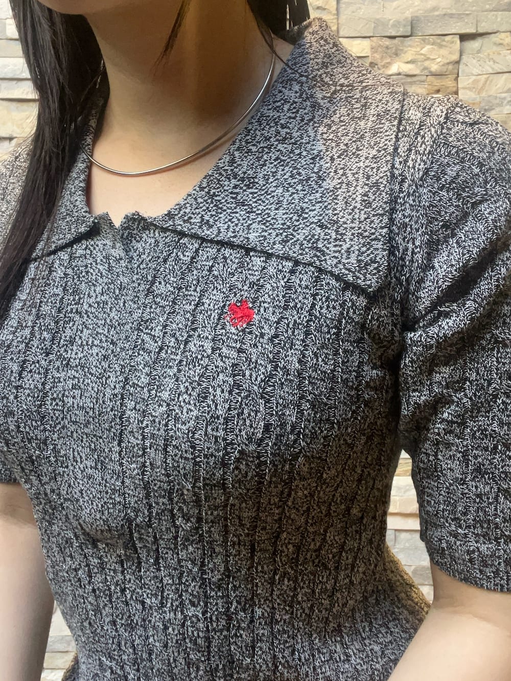 ブラック系のワンピース、ホワイト系のサンダルを着用したレディースの夏コーディネートの7枚目の写真