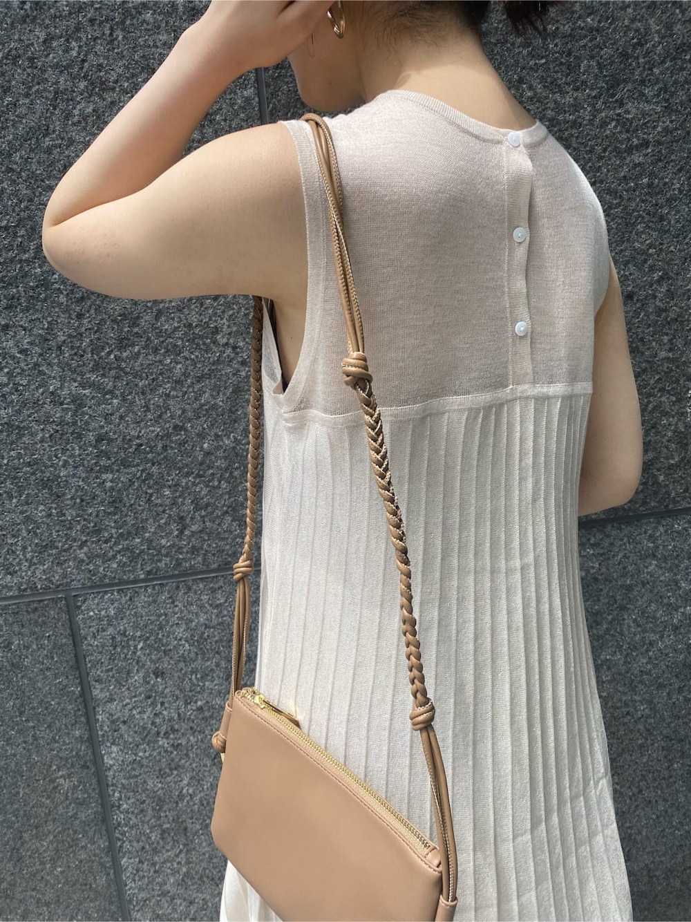 ブラウン系のパンプス、ホワイト系のワンピース、ベージュ系のショルダーバッグを着用したレディースの夏コーディネートの7枚目の写真