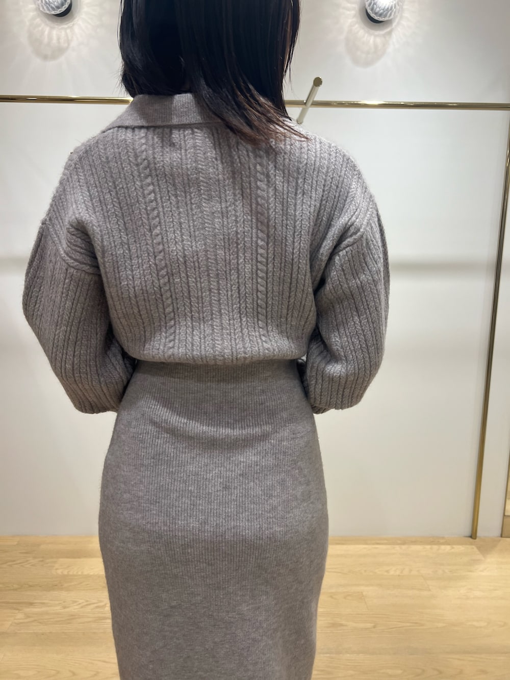 ホワイト系のハンドバッグ、グレー系のワンピースを着用したレディースの冬コーディネートの5枚目の写真