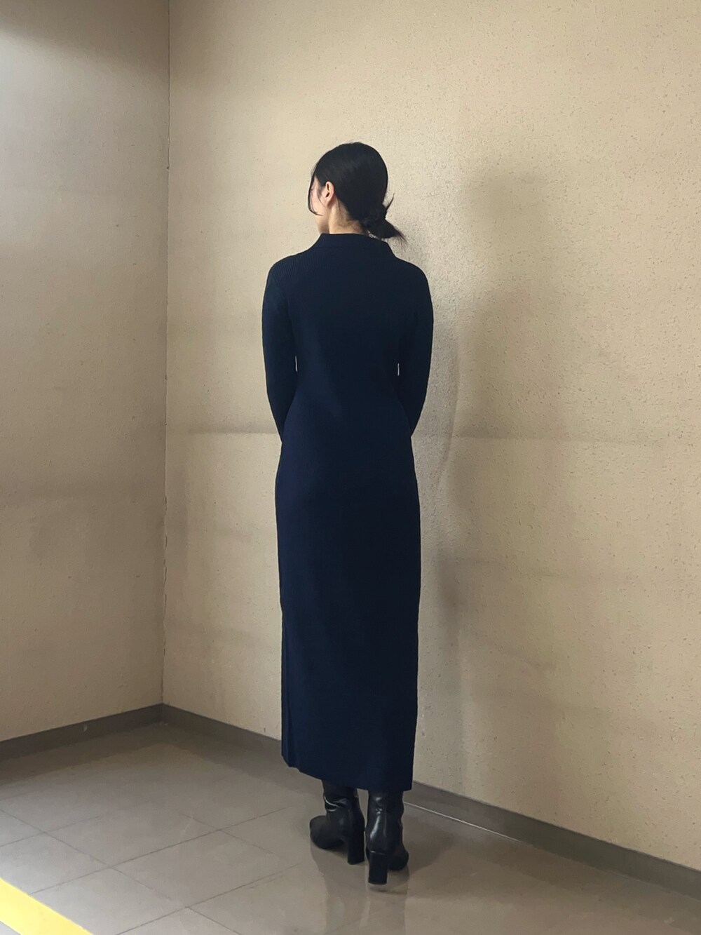 ブルー系のワンピース、ブラック系のブーツを着用したレディースの秋コーディネートの3枚目の写真