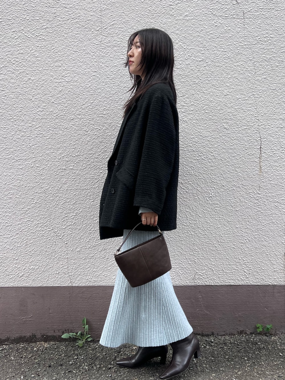 ブルー系のワンピース、ブラウン系のブーツ、ブラック系のその他アウターを着用したレディースの秋コーディネートの2枚目の写真