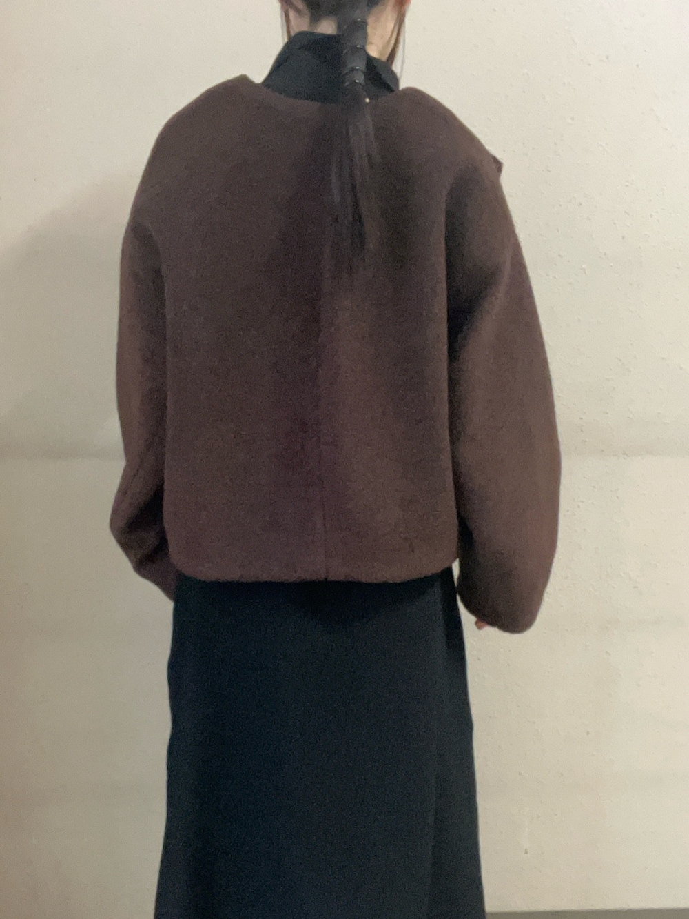 ブラック系のワンピース、ブラウン系のブルゾンを着用したレディースの冬コーディネートの5枚目の写真