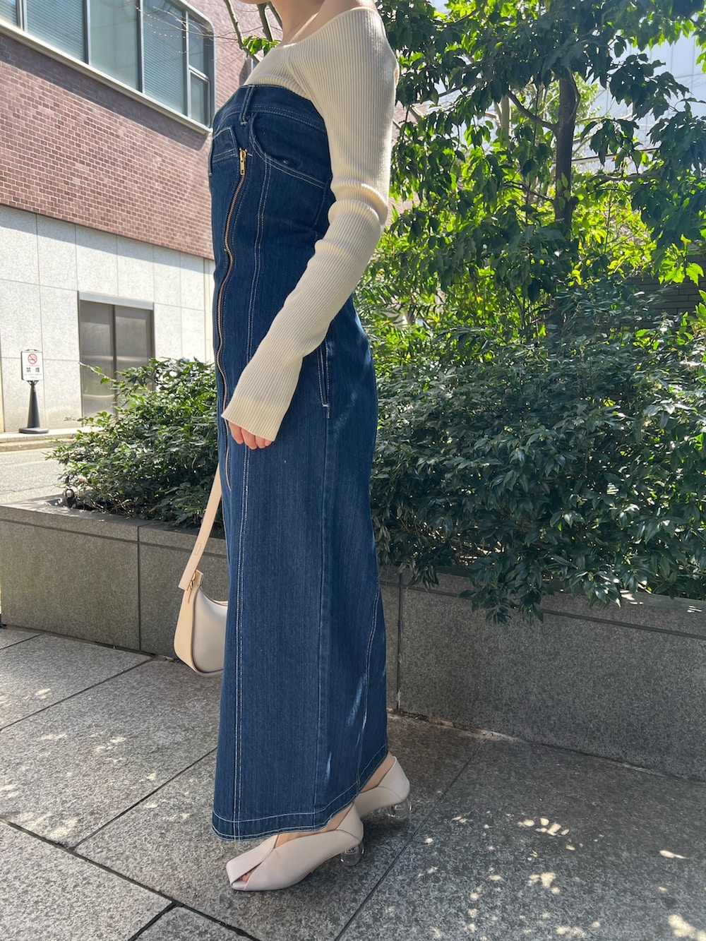 ホワイト系のパンプス、ブルー系のワンピース、ホワイト系のニット/セーターを着用したレディースの春コーディネートの5枚目の写真