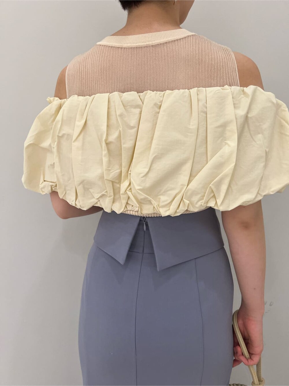 その他のパンプス、ホワイト系のショルダーバッグ、ホワイト系のニット/セーターを着用したレディースの夏コーディネートの9枚目の写真