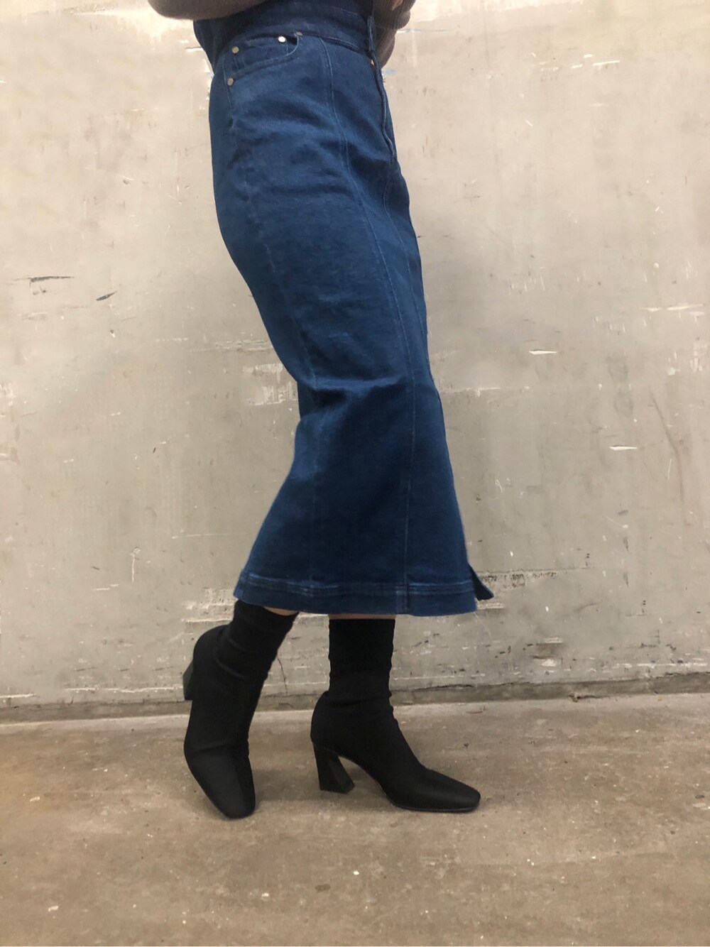 ベージュ系のニット/セーター、ブルー系のスカートを着用したレディースの冬コーディネートの6枚目の写真