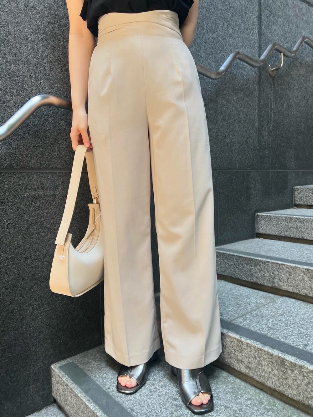 その他のサンダル、ベージュ系のハンドバッグ、ホワイト系のスラックスを着用したレディースの夏コーディネートの9枚目の写真