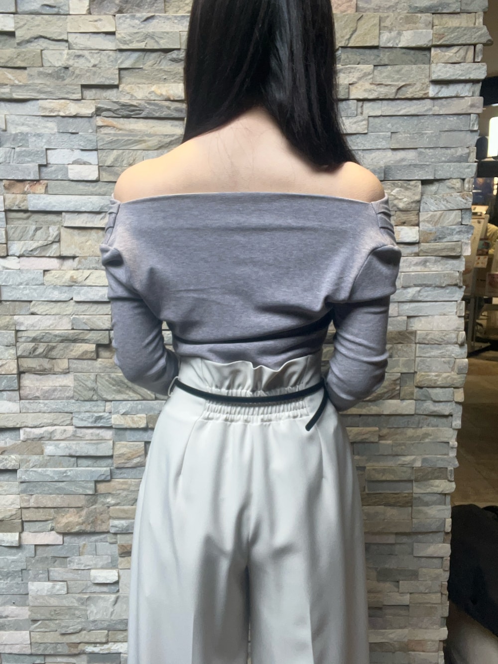 グレー系のTシャツ/カットソー、ホワイト系のその他パンツを着用したレディースの冬コーディネートの6枚目の写真