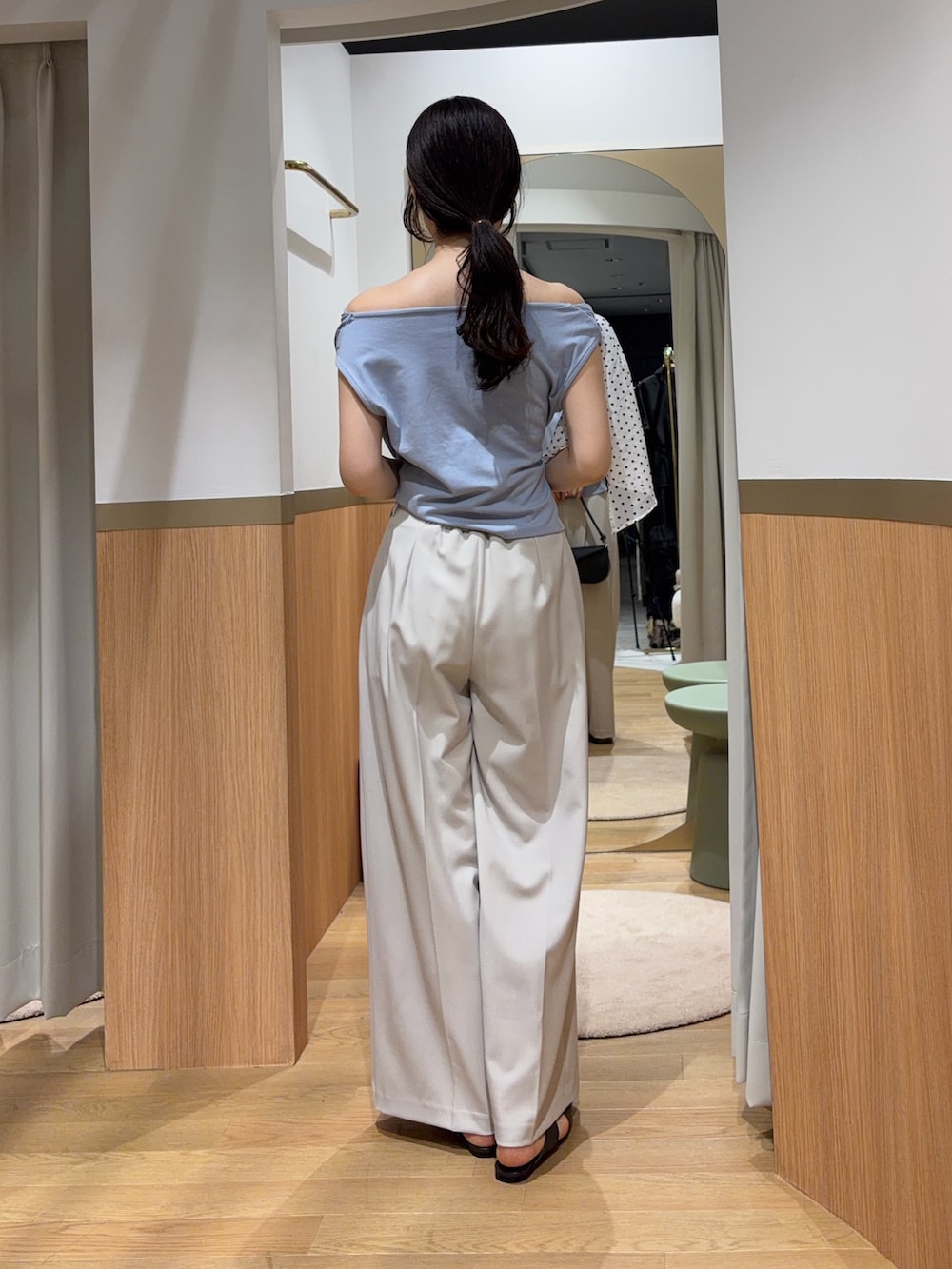 ブラウン系のサンダル、ブルー系のTシャツ/カットソー、ホワイト系のその他パンツを着用したレディースの夏コーディネートの3枚目の写真
