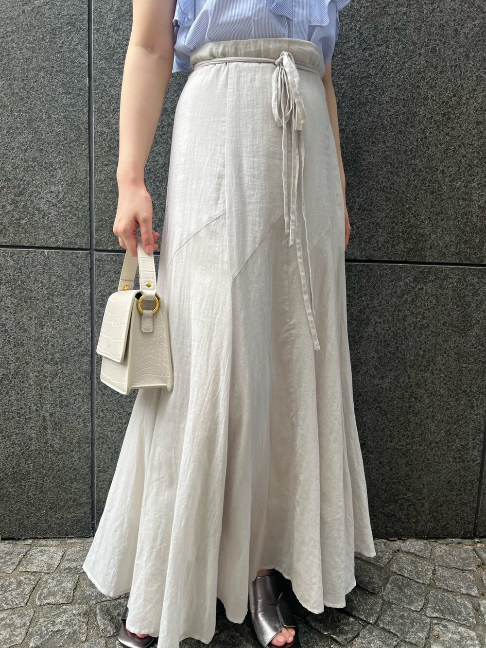 その他のシャツ/ブラウス、グレー系のスカート、ホワイト系のショルダーバッグを着用したレディースの夏コーディネートの8枚目の写真