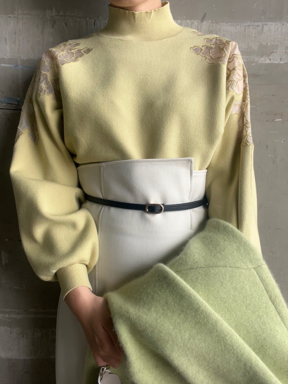 ベージュ系のブーツ、イエロー系のニット/セーター、グリーン系のカーディガン/ボレロを着用したレディースの秋コーディネートの5枚目の写真