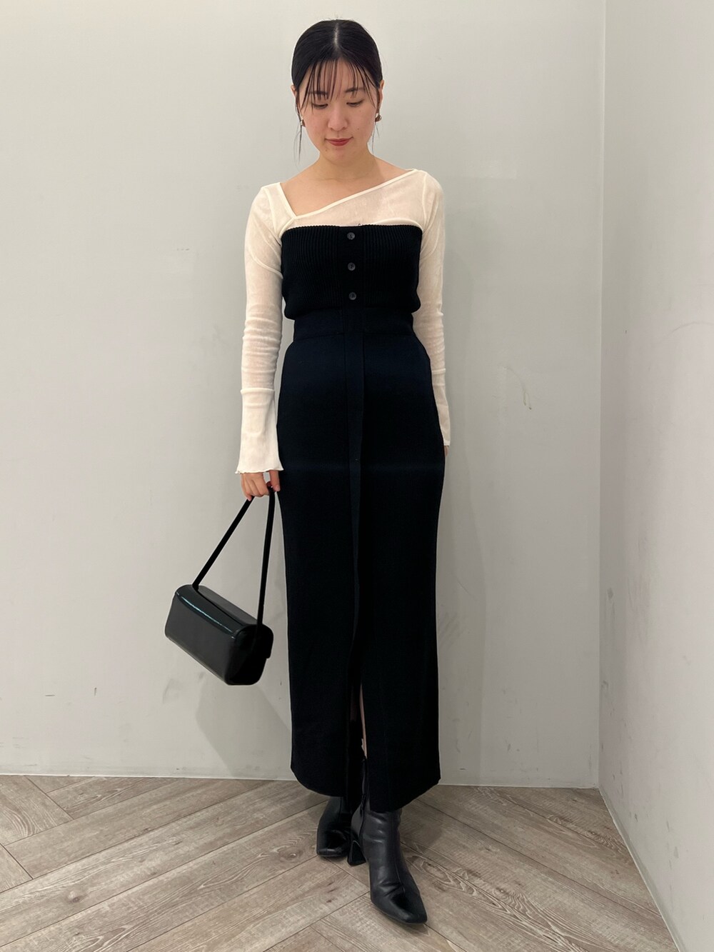 ブラック系のブーツ、グレー系のブルゾン、ホワイト系のTシャツ/カットソーを着用したレディースの秋コーディネートの6枚目の写真