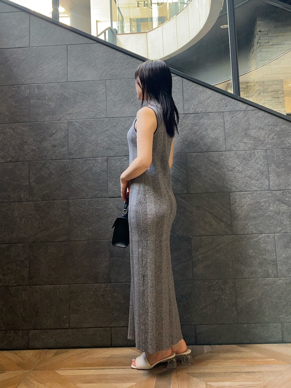 「LAGUNAMOONのメタルボタンデザインニットワンピース（ワンピース、グレー系）」を使った、RUNA ONISHIさん（レディース・163cm）の夏コーディネートの2枚目の写真