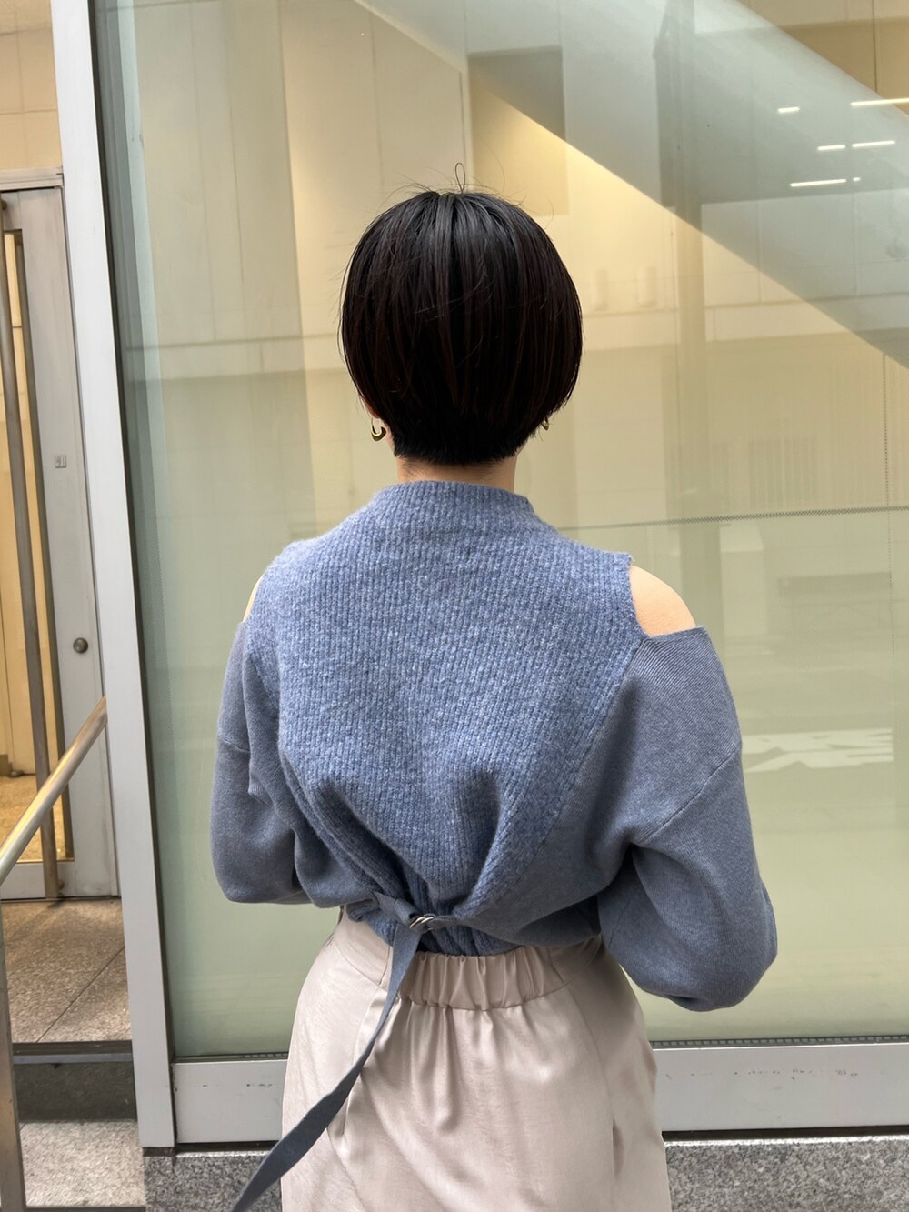 レッド系のブーツ、グレー系のスカート、ブラック系のその他アウターを着用したレディースの冬コーディネートの8枚目の写真